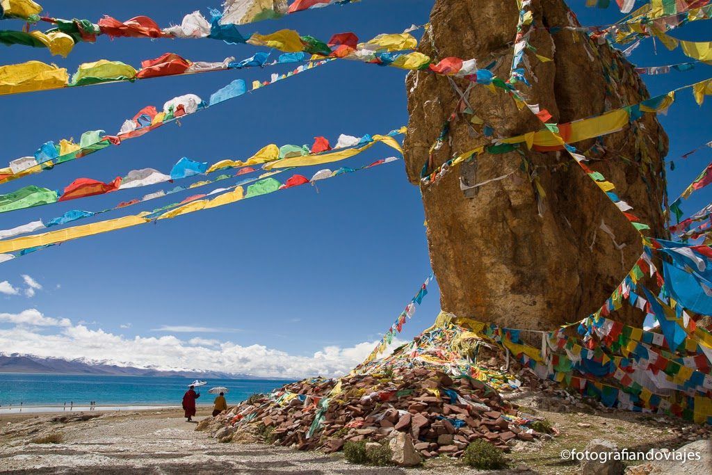 Banderas de oración en el lago Nam Tso (Tibet)