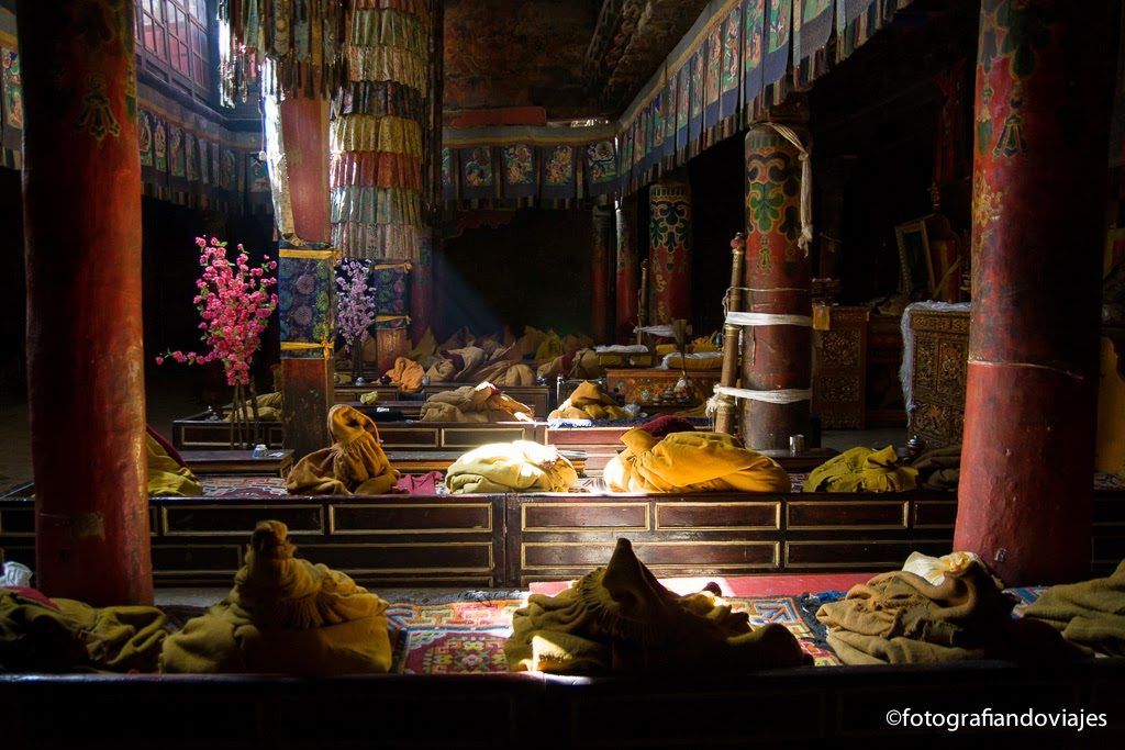 Tankas rodeando una sala de oración en un templo tibetano