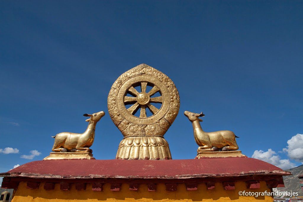 Dharma chakra o rueda de Dharma en el Jokhang (Lhasa)