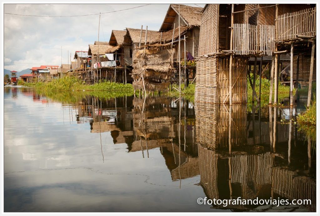 Casas sobre pilotes de madera lago inle myanmar