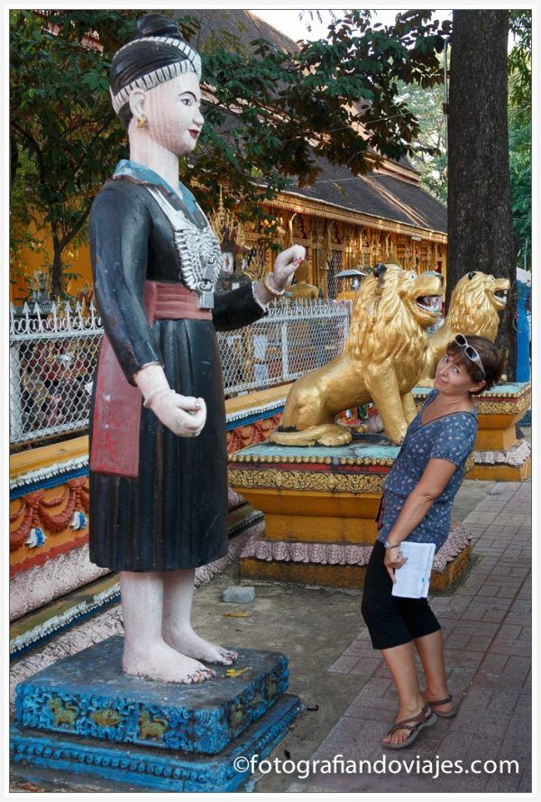 Figuras en el exterior de Wat Si Muang