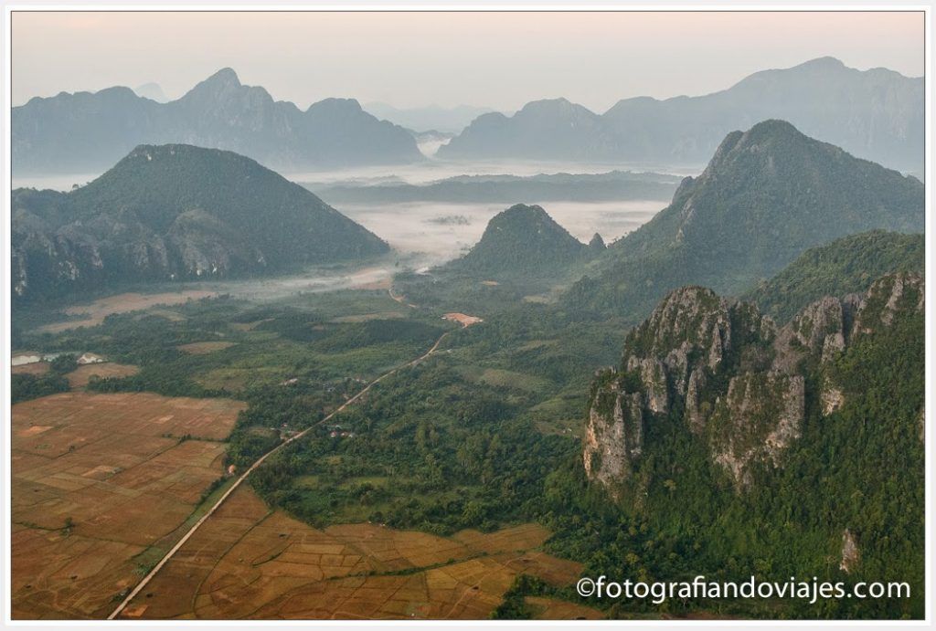 Vistas desde el globo al amanecer en Vang Vieng Laos