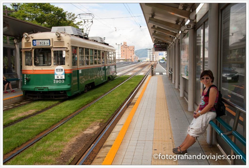 tranvía que lleva hasta la cúpula Genbaku, en Hiroshima, Japon