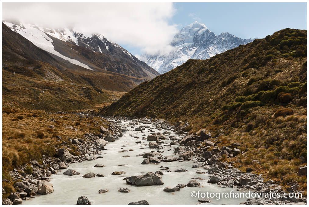 Caminando hacia el Monte Cook, un emblema de Nueva Zelanda