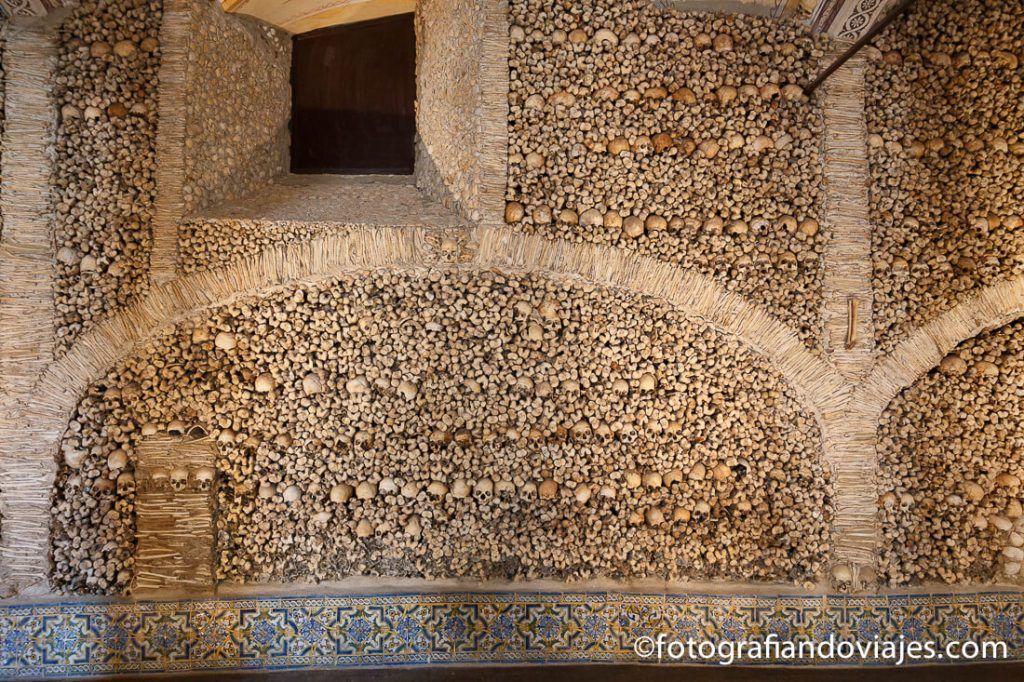 Iglesia Sao Francisco capilla huesos Evora Portugal