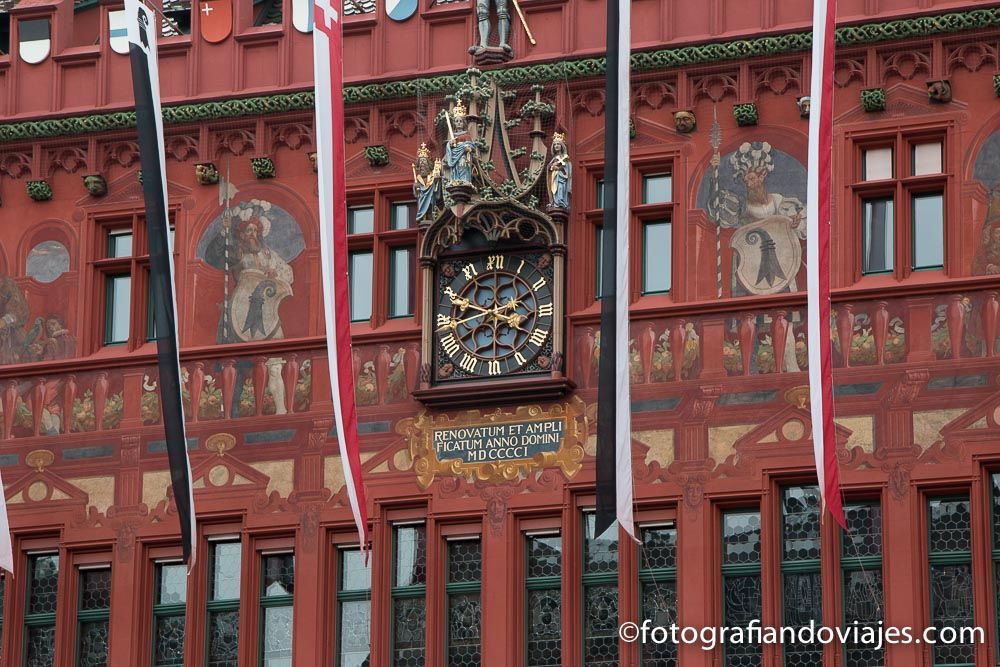 Reloj en la fachada del ayuntamiento de Basilea