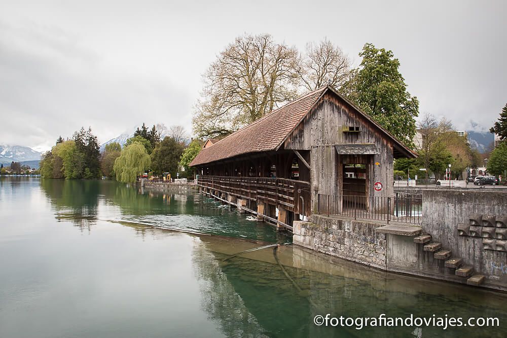 Flusswelle o dique de madera Thun Suiza