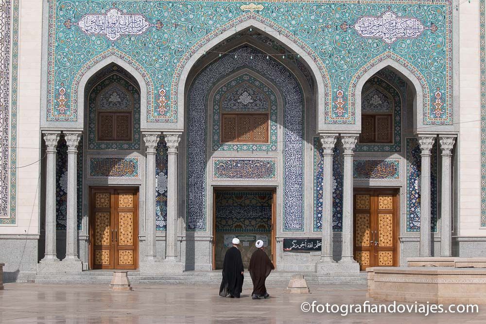 Entrada de la mezquita Iman Hassan en Qom