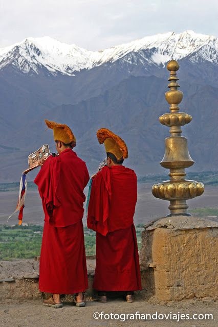 Monje llamando a la oración en Thiksey Ladakh