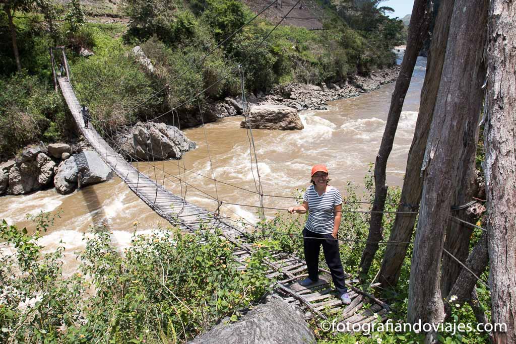 Puente colgante en el trekkking de papua