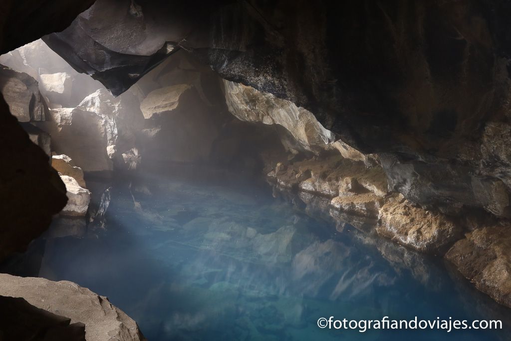 Cueva Grjotagja en lago Myvatn