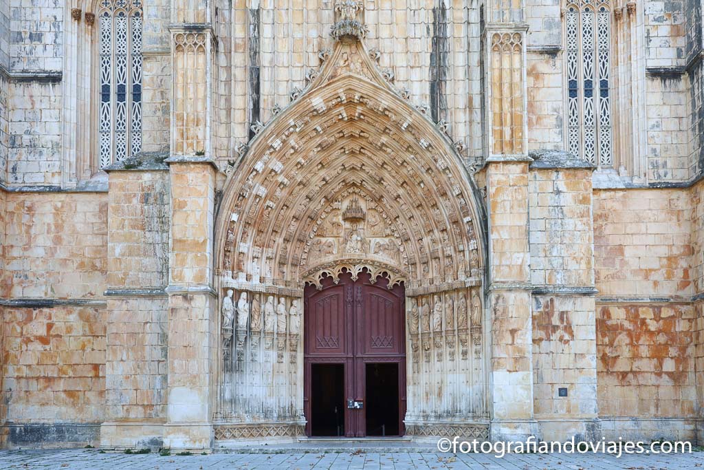 Puerta monasterio Batalha portugal
