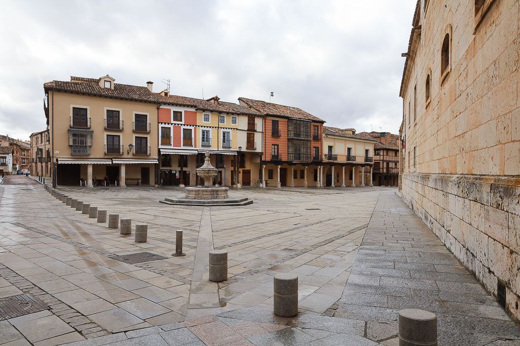 Plaza de la catedral que ver en burgo de osma