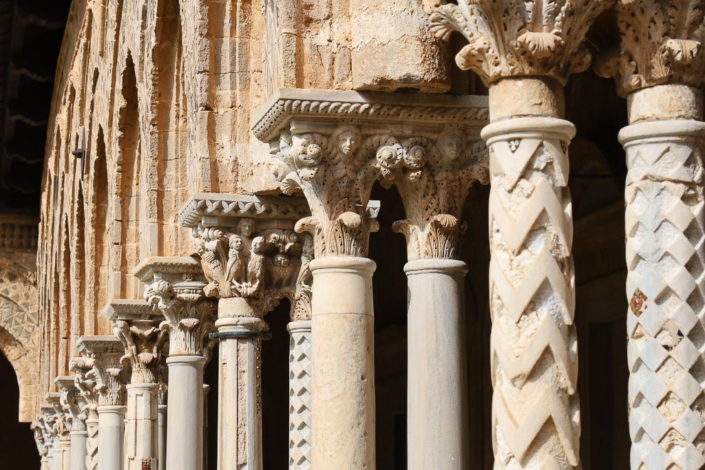 columnas del claustro benedictino en monreale sicilia