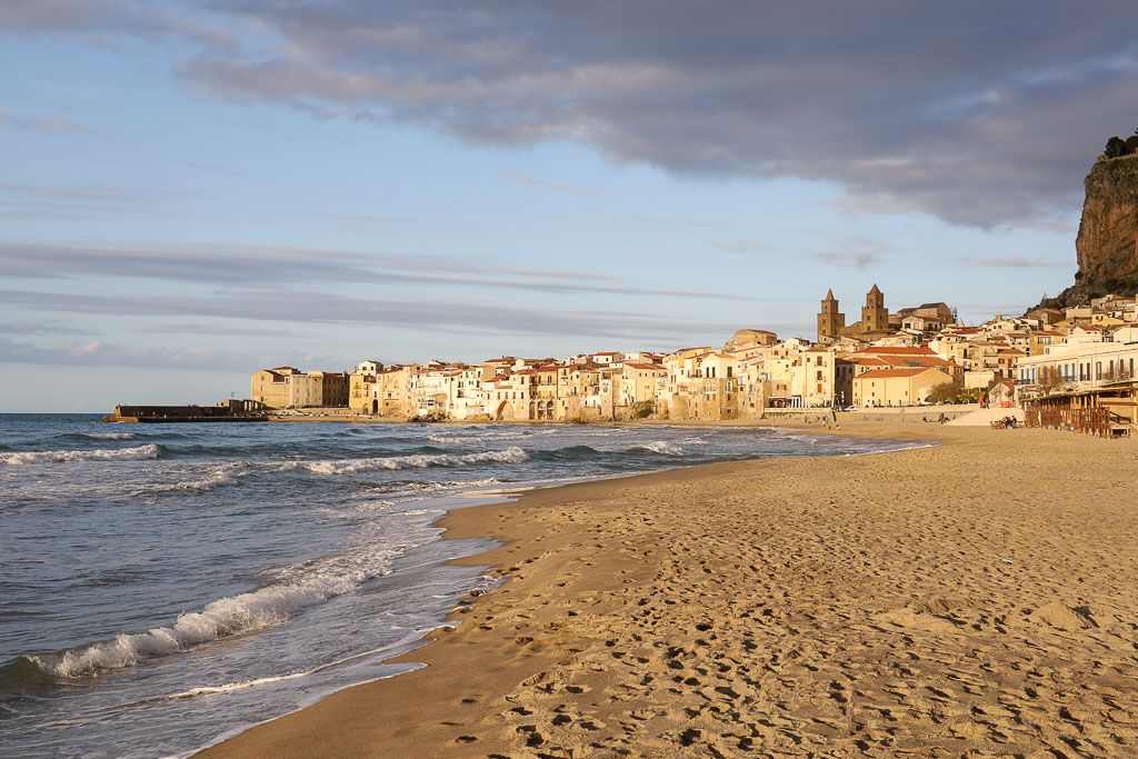 Playa de cefalu sicilia