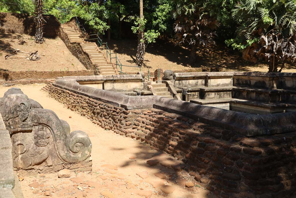 Kumura pokuna polonnaruwa