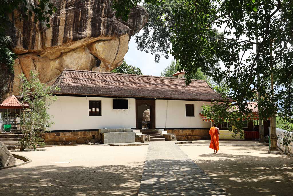Entrada a las cuevas ridi viharaya
