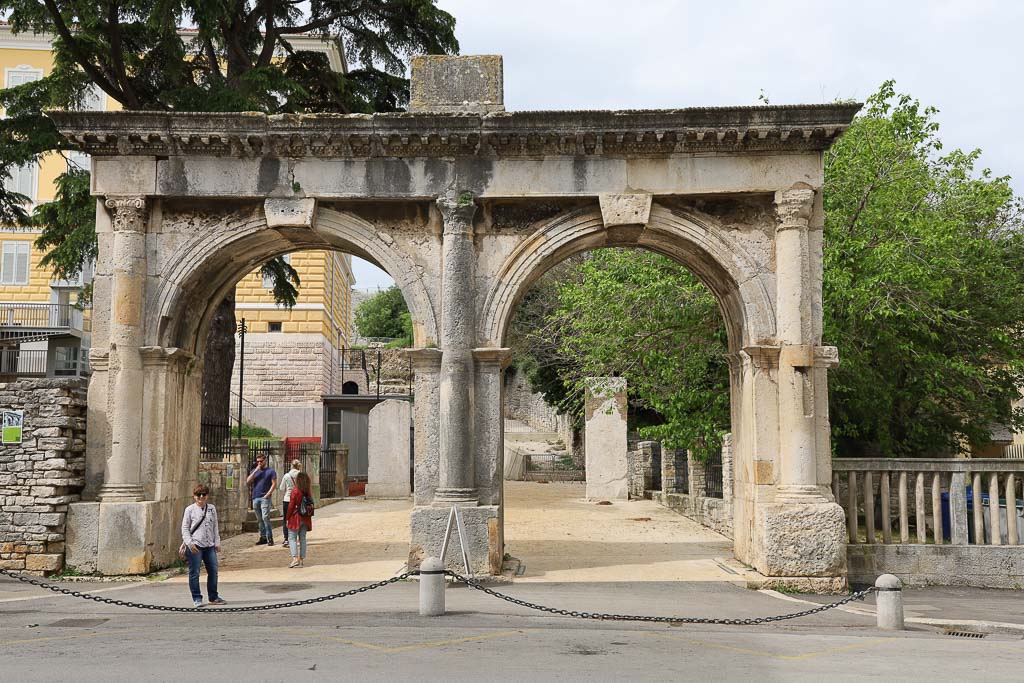 Puertas gemelas romanas de pula