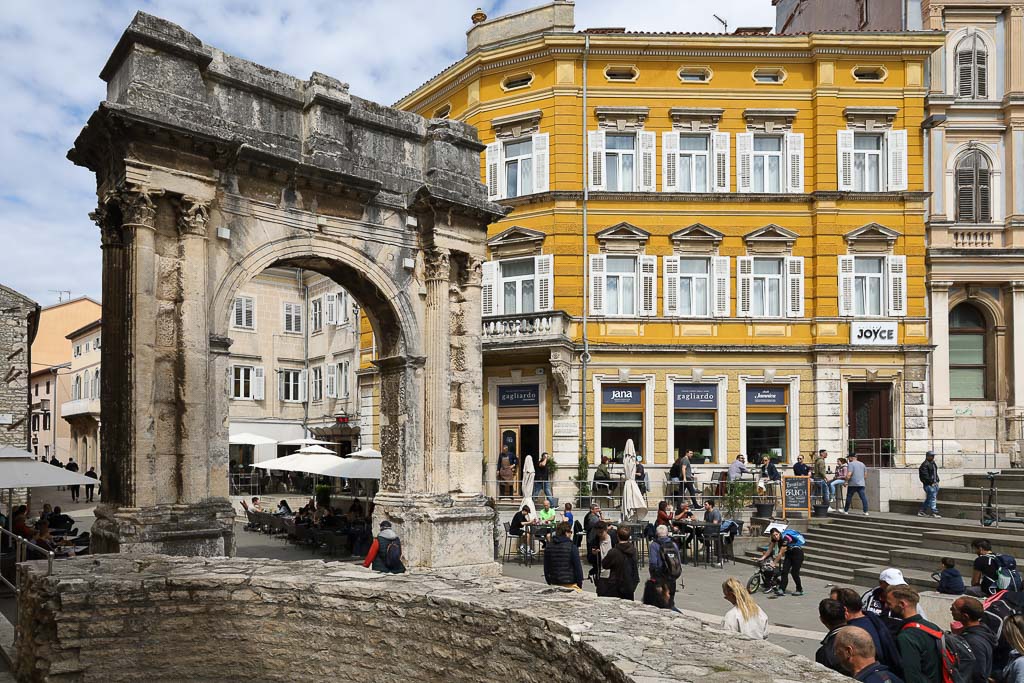 Arco de los Sergios que ver en pula