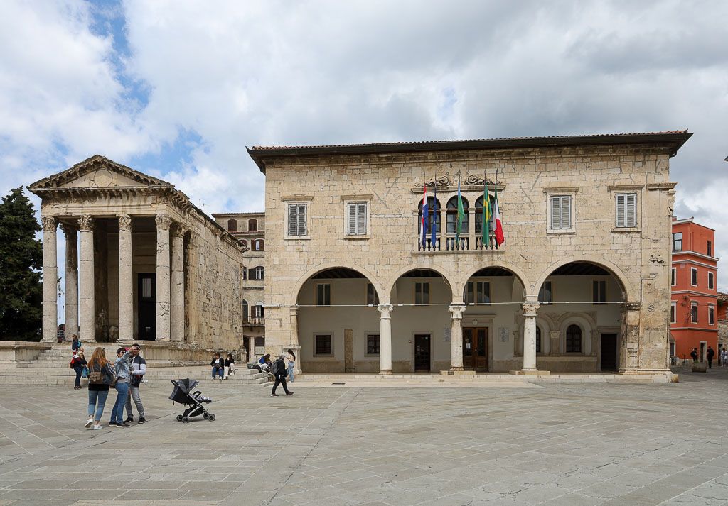 Templo de Augusto y palacio comunal foro romano pula