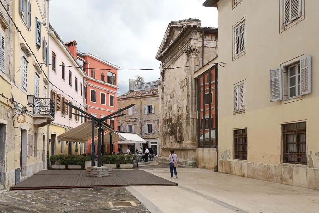 pula Templo de Augusto y templo diana
