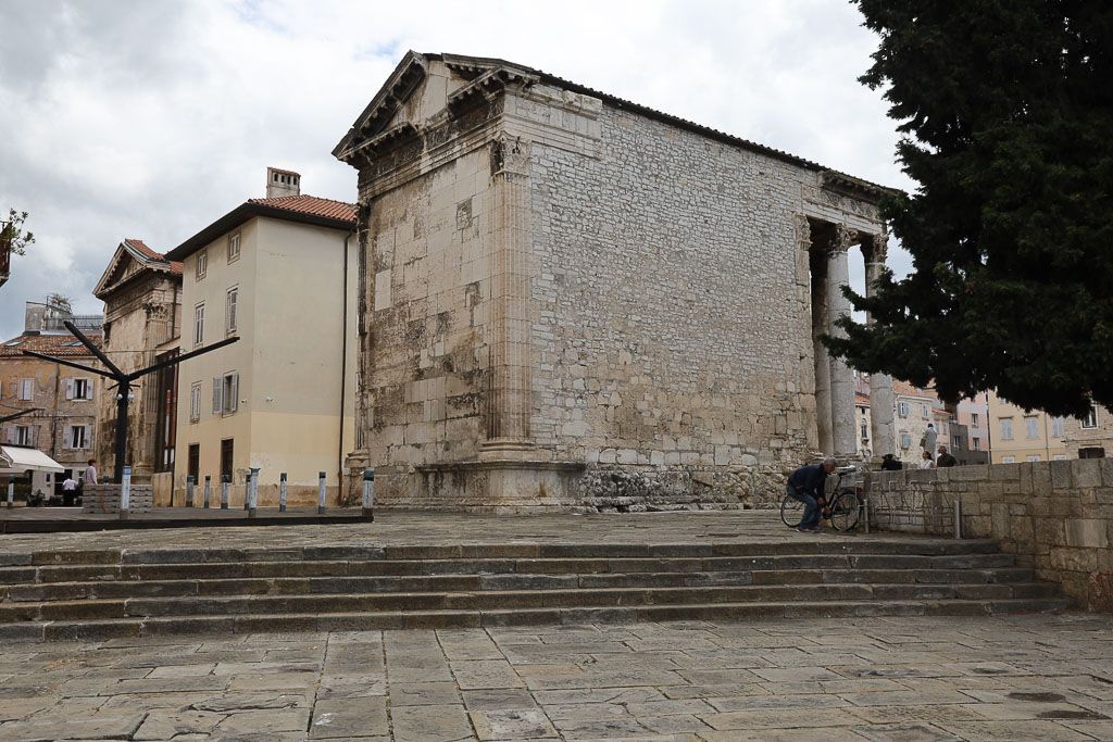 pula Templo de Augusto y templo diana