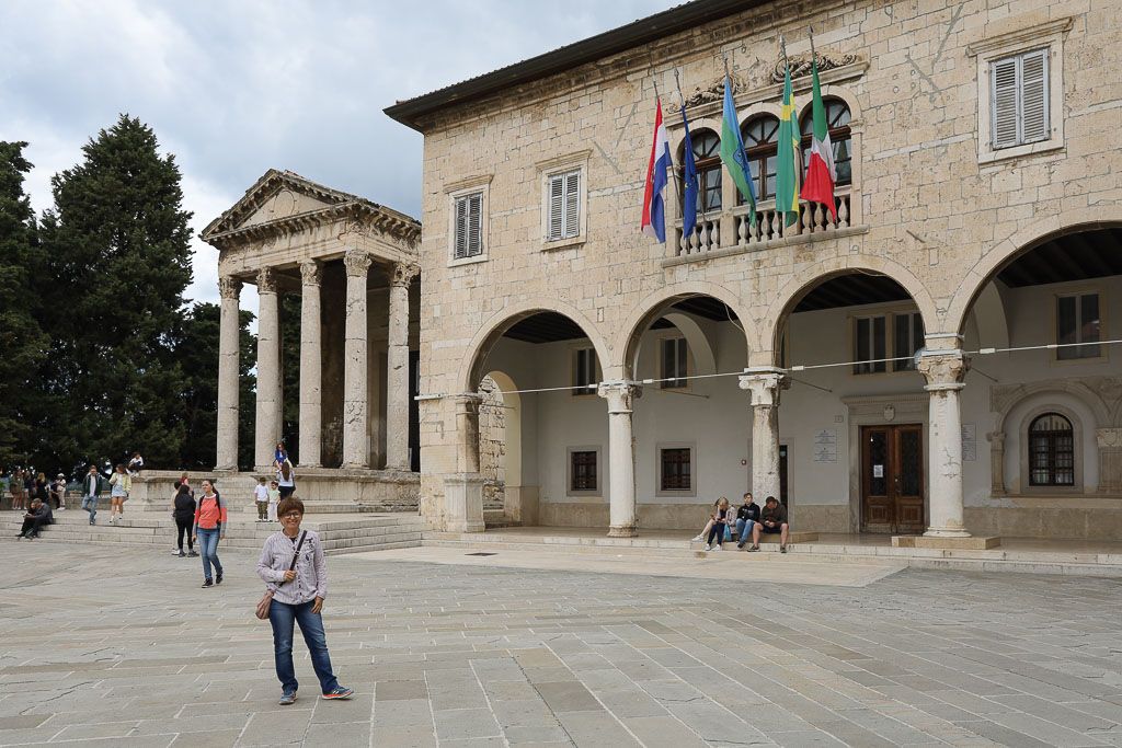 palacio comunal Templo de Augusto y foro pula