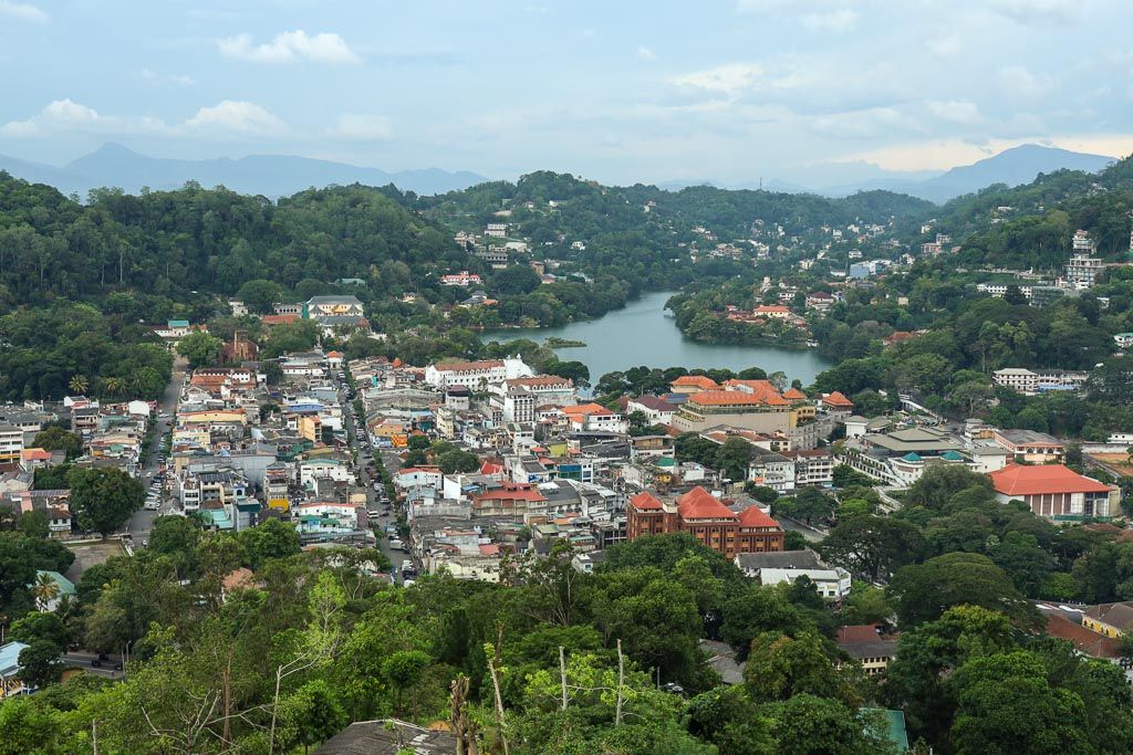 Vista panorámica de Kandy desde el Bahiravokanda Vihara