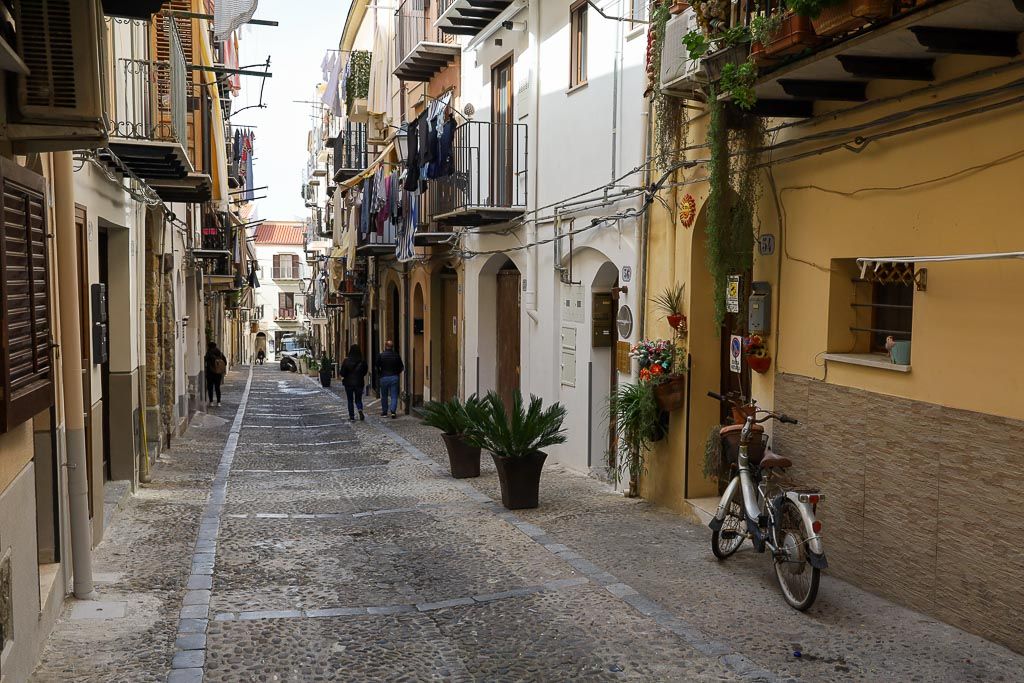 calles de cefalu sicilia