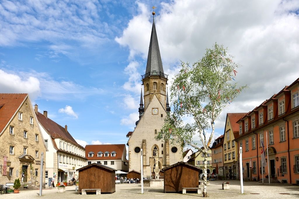 Plaza mercado Iglesia de San Jorge Weikersheim Ruta Romantica Alemania
