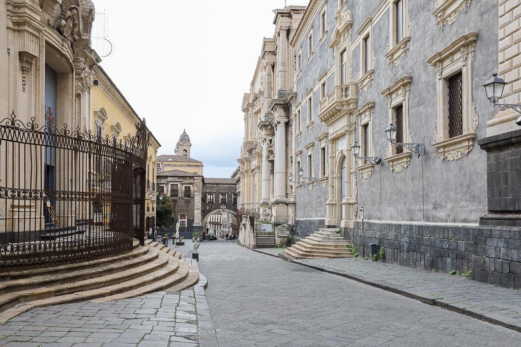 Arco di San Benedetto y vía Crociferi que ver en catania un dia