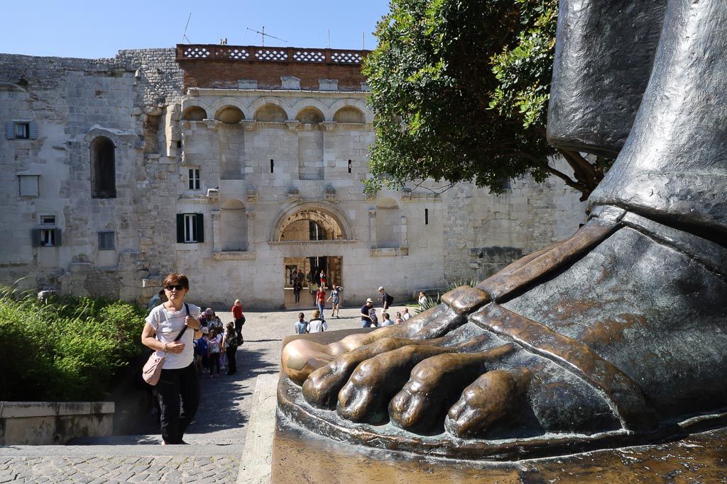 Puerta Aurea y estatua de Grgur Ninski split croacia