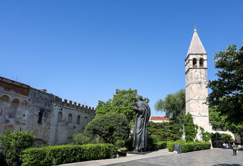 Puerta Aurea y estatua de Grgur Ninski split croacia