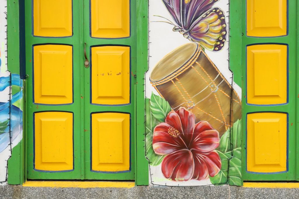 puertas de colores en pueblos del eje cafetero de colombia