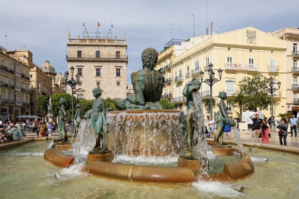 fuente del Turia en la Plaza de la Virgen recorrido a pie para visitar valencia