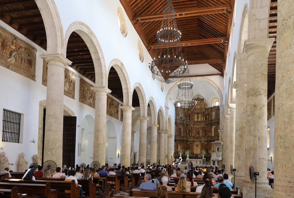 interior de la catedral de cartagena de indias colombia