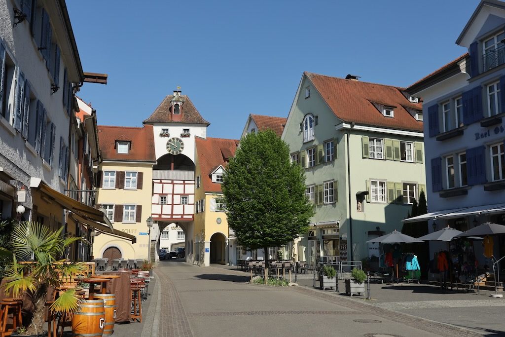 puerta medieval Unterstadttor en la calle Unterstadtstraße en un recorrido para ver Meersburg Alemania