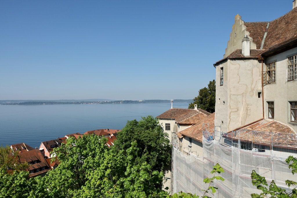 vistas del lago Constanza y del castillo viejo de Meersburg Alemania desde el mirador del castillo nuevo