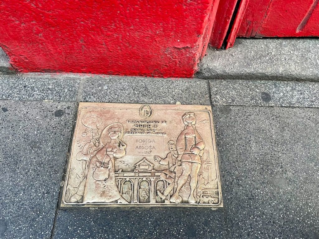 Placa conmemorativa tienda centenaria Madrid