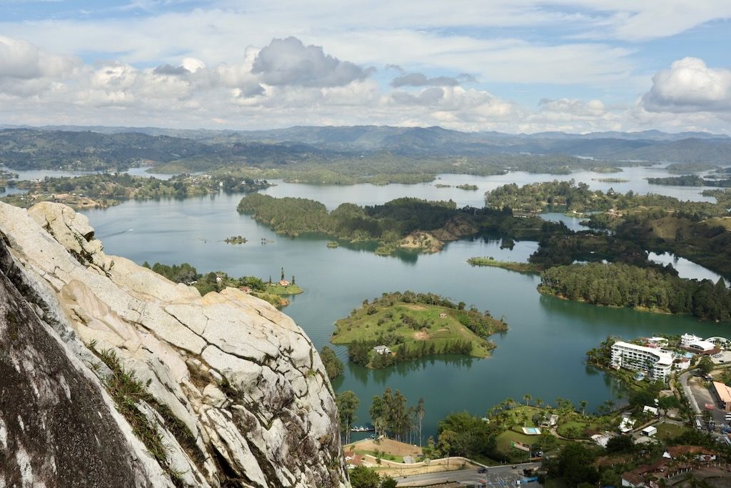 que ver en el pueblo de Guatape y como subir al peñon de Guatape o piedra del Peñol