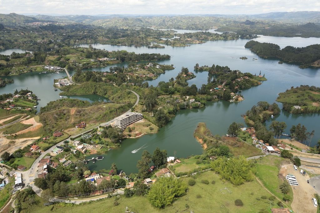 Vistas desde Peñon de Guatapé o piedra del Peñol Antioquia Colombia
