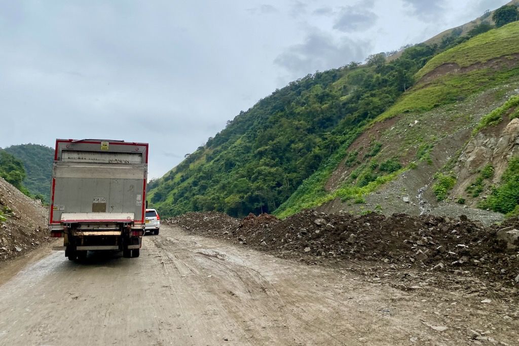 Pare y Siga por obras en la carretera de colombia