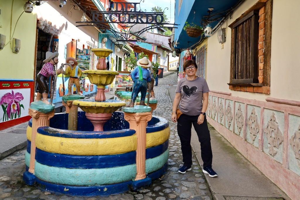 fuente calle del recuerdo Guatape Antioquia Colombia