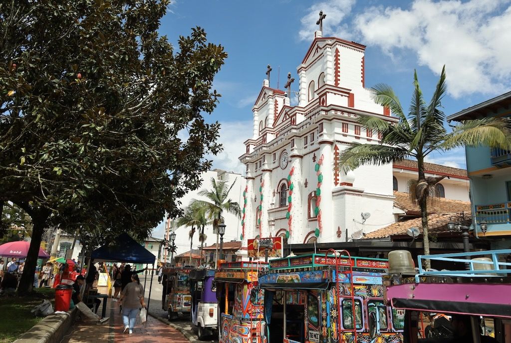 plaza principal e iglesia de Nuestra Señora del Carmen Guatape