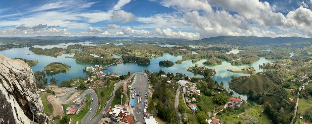 Vistas desde Peñon de Guatapé o piedra del Peñol Antioquia Colombia
