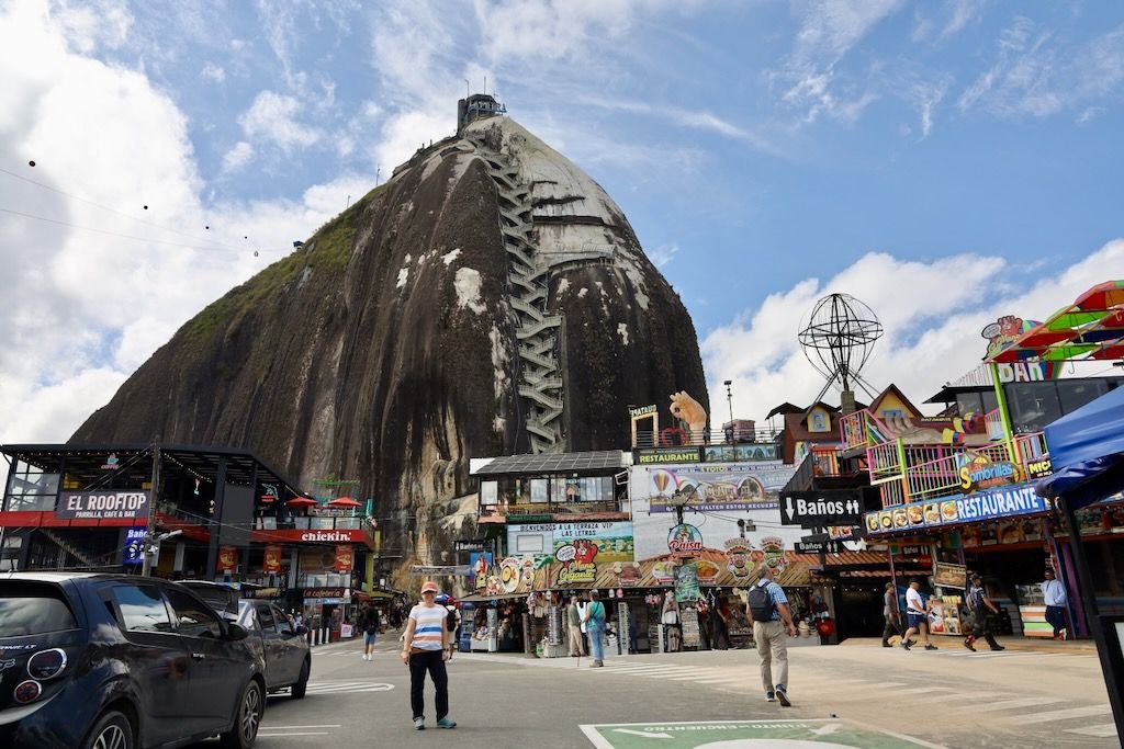 parqueadero Peñon de Guatapé o piedra del Peñol Antioquia Colombia