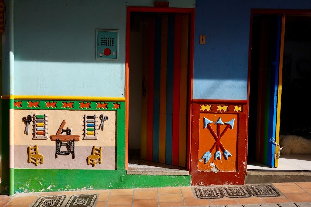 zocalos calle recuerdo Guatape Antioquia Colombia