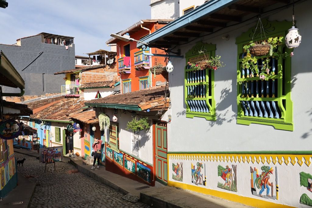 zocalos calle recuerdo Guatape Antioquia Colombia