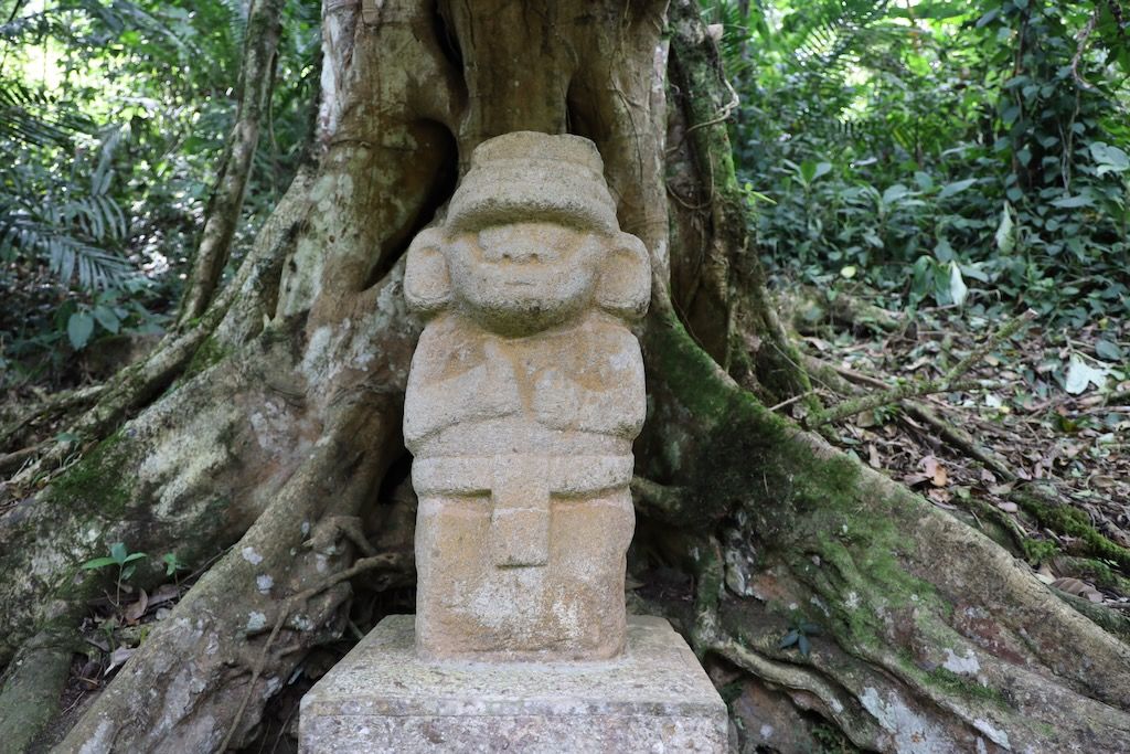 Parque arqueologico San Agustin Colombia bosque estatuas