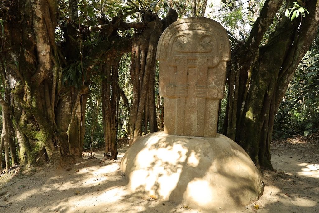 Parque arqueologico San Agustin Colombia bosque estatuas